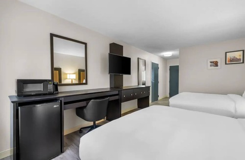 Brewerton Hotel | 2 Convenient Rooms w/Extra Parking for Larger Vehicles or Boats