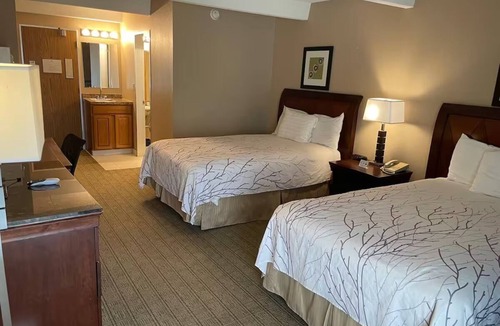 Urbana Hotel | 2 Convenient Urbana Suites with Full-Sized Bed and Free Continental Breakfast