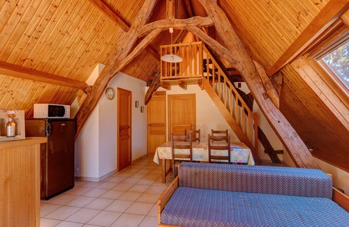 Gourdon House | 2* Cottage with shared pool and rustic charm in nature