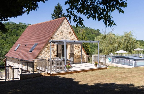 Gourdon House | 2* Cottage with shared pool and rustic charm in nature