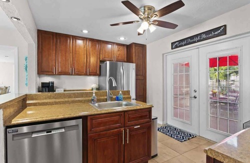 Alta Vista House | 2 Cottages Rented Together, Amazing Heated Pool, Near Beaches
