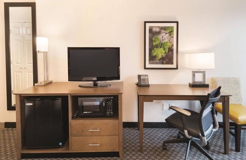 Arlington Hotel | 2 Cozy Rooms Just Steps from Six Flags Excitement & Cowboy Legends!