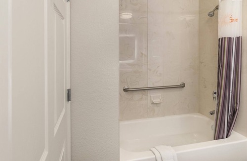 Arlington Hotel | 2 Cozy Rooms Just Steps from Six Flags Excitement & Cowboy Legends!