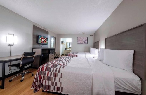 Charlottesville Hotel | 2 Deluxe Rooms w/Free Breakfast — Comfortable Stay for Two Groups