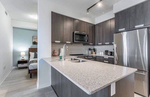 Hurontario Apartment | 2+Den, 2 Bath, Parking, High Floor with View
