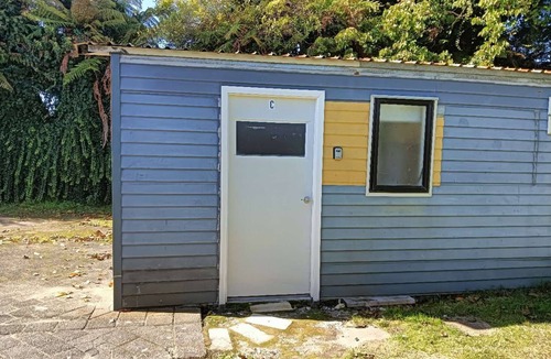 Kawaha Point Ski Chalet | 2 double and 1 sofa beds chalet 7C