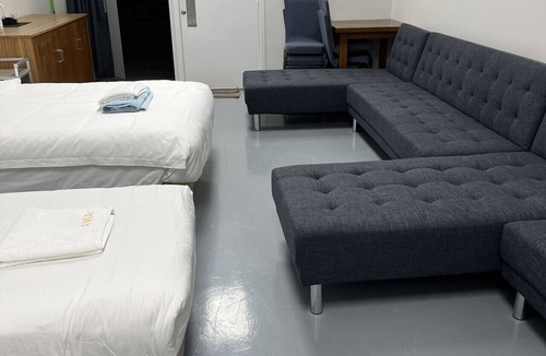 Auckland Apartment | 2 Double and 2 Single in 1 Room