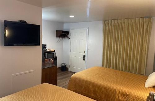North Tonawanda Hotel | 2 Double Beds Stay for Family Fun! Scottish Inns, Parking, Near Niagara Falls
