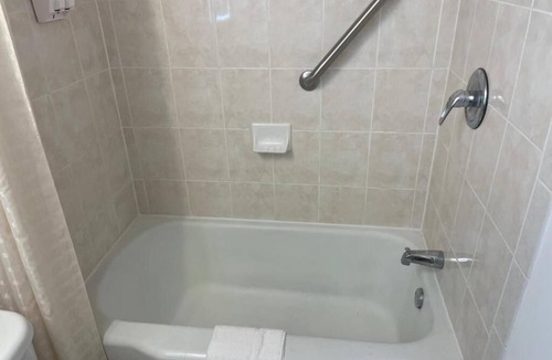 North Tonawanda Hotel | 2 Double Beds Stay for Family Fun! Scottish Inns, Parking, Near Niagara Falls