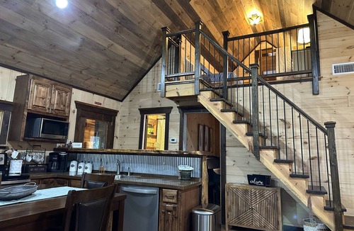 Rising Fawn Cabin | 2 Family Cabins - Hot Tub - Fire Pits - Screened in Porches - 2 miles to Cloudland Canyon Park