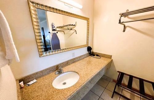 West San Antonio Hotel | 2 Family-Friendly Rooms in San Antonio - Pool , Parking, Easy Access to SeaWorld