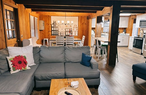 Cleveland Cabin | 2 for the price of 1! 2 Firepits, 2 Arcades!