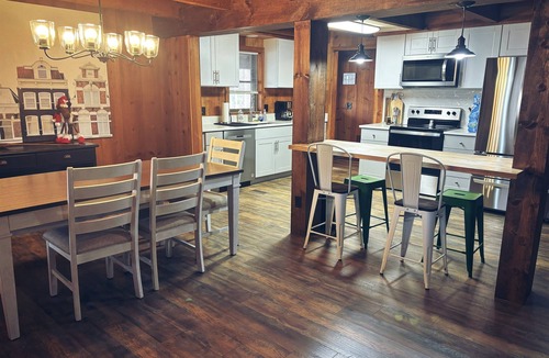 Cleveland Cabin | 2 for the price of 1! 2 Firepits, 2 Arcades!