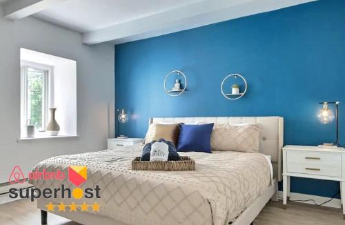 Quartier 5-4 Apartment | 2 Full 2BR Apts Hot Tub & 4 Parking 8m Old QC