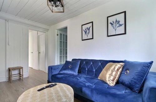 Quartier 5-4 Apartment | 2 Full 2BR Apts Hot Tub & 4 Parking 8m Old QC