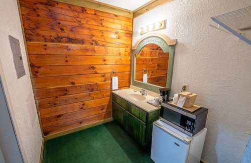 Buchanan House | 2 Full and 1 Twin Beds Room