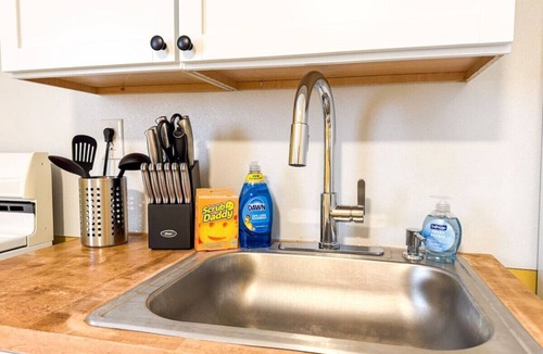 Mount Oliver Apartment | 2 Full Apartments, 4 Bedrooms, 12 Beds + Parking