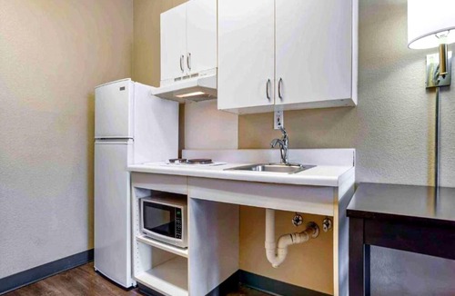 Huntsville Apartment | 2 Full Beds | Mobil Access Tub Nsmk Kitchen