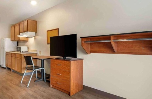 Sharonville Apartment | 2 Full Beds | Non-Smoking, Kitchen