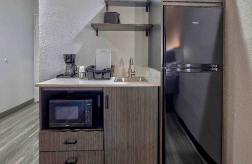 Little Rock Apartment | 2 Full Beds|Nsmk|Kitchen