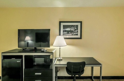 Nacogdoches Apartment | 2 Full Beds | Smoking, Micfridge