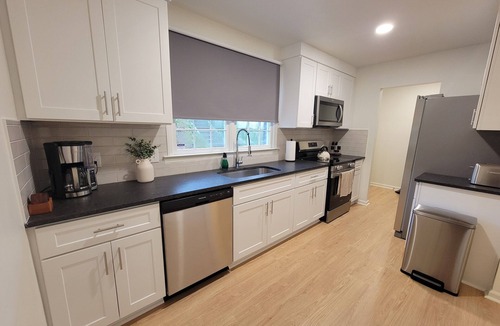 Drayton Apartment | 2 full master suits with 1 king bed and 2 twins!