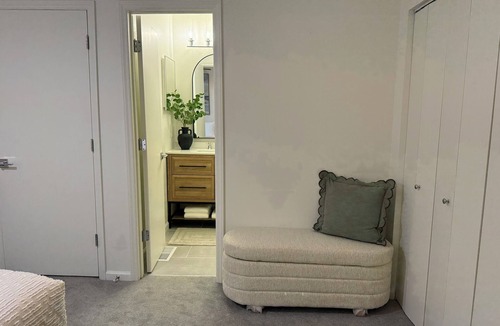 Drayton Apartment | 2 full master suits with 1 king bed and 2 twins!