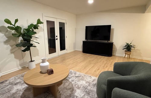 Drayton Apartment | 2 full master suits with 1 king bed and 2 twins!