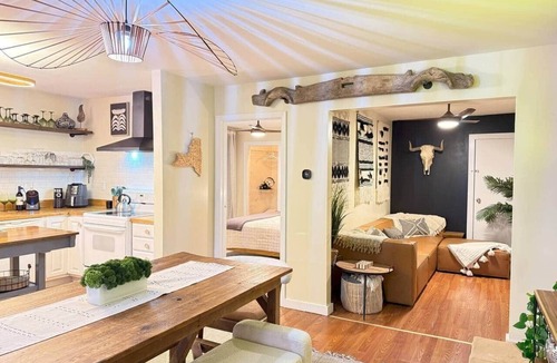 Hudson House | 2 FUN Apt w/2 Private Hot Tubs | 4BR, 2BA