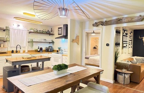 Hudson House | 2 FUN Apt w/2 Private Hot Tubs | 4BR, 2BA