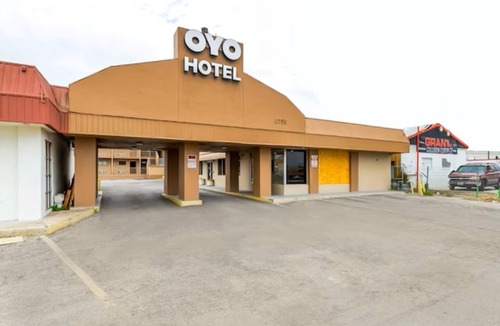 West San Antonio Hotel | 2 Great Value Rooms | 2 Queen Beds Off Hwy 90 W Perfect for Long or Short Stays