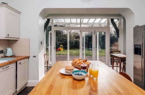 Henley-on-Thames House | 2 Hambleden Place · Waterfront Retreat