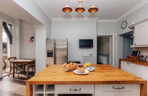 Henley-on-Thames House | 2 Hambleden Place · Waterfront Retreat