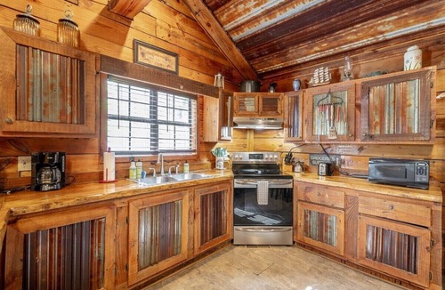 Trenton Cabin | 2 Hideaway Cabins | 2 Hot Tubs | Dog Friendly
