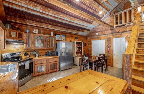 Trenton Cabin | 2 Hideaway Cabins | 2 Hot Tubs | Dog Friendly