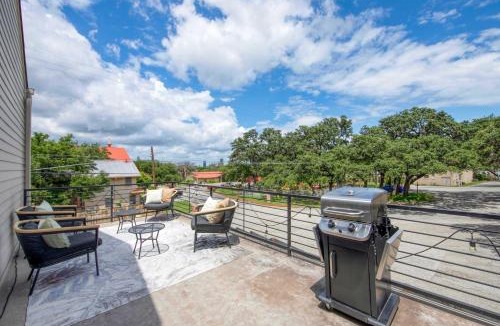 Galindo House | 2 Homes in 1 Centrally located near SoCo