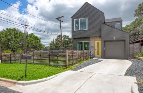 Galindo House | 2 Homes in 1 Centrally located near SoCo