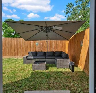 OST - South Union House | 2 Homes in 1 Duplex Walk to NRG and Med Ctr Sleeps 14-20