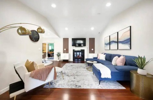 Seattle Metro Area House | 2 Homes Perfect for Large Groups
