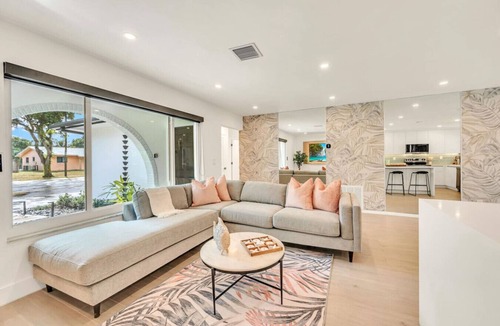 Plantation House | 2 Homes Together, HTD pool, Jacuzzi, Fire pit