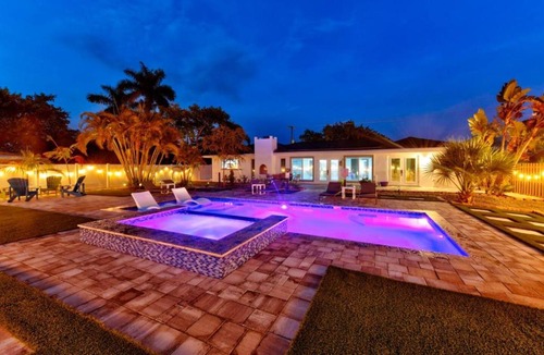 Bradenton House | 2 Hot Tubs+Pool+Putting Green+Sleeps 16