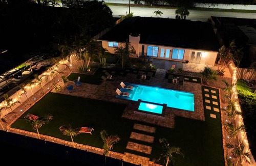 Bradenton House | 2 Hot Tubs+Pool+Putting Green+Sleeps 16