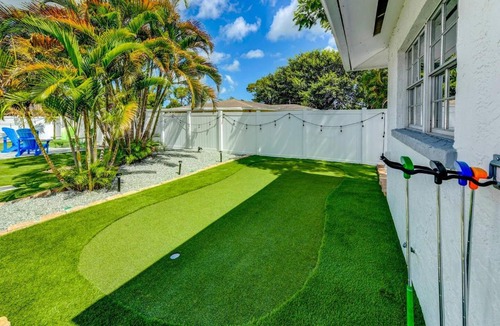 Bradenton House | 2 Hot Tubs+Pool+Putting Green+Sleeps 16
