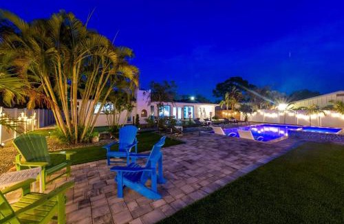 Bradenton House | 2 Hot Tubs+Pool+Putting Green+Sleeps 16