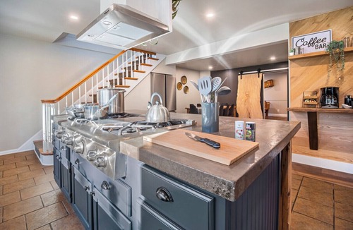 Hawley Cabin | 2 Houses, 22+Guests, 2 Hot Tubs, Renovated, Groups & Events Welcome, Firepit