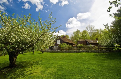 Washington Depot House | 2 Hrs NYC-Best Town, Shopping, Restaurants! HeatedPool, GasBBQ 4FPs, PoshPadsCT,