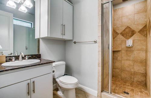 Oak Lawn House | 2 Huge Townhouses in Oak Lawn PERFECT for groups