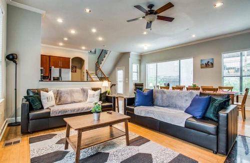 Oak Lawn House | 2 Huge Townhouses in Oak Lawn PERFECT for groups