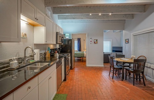 West Old Town Apartment | #2 in Old Town, 2bd/2ba, near I-40