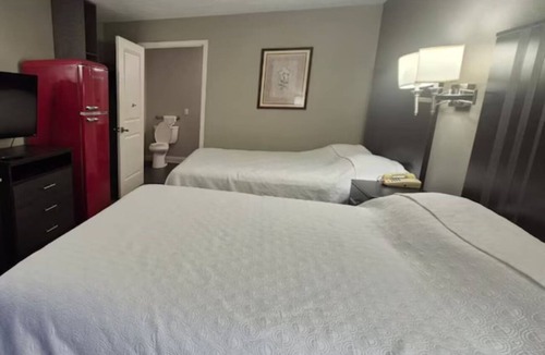 Merrillville Hotel | 2 Inviting Rooms Located Near Candy Factory, Mall & Park Trails | Free Parking